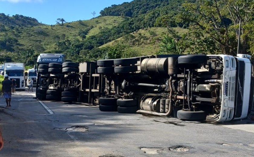 Caminhão tomba e deixa trânsito fluindo apenas na pista de rolamento em Flexeiras