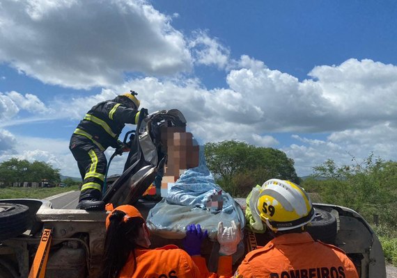 Um homem morre e duas pessoas ficam feridas em capotamento na BR-316