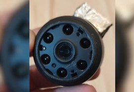 Mulher acha câmera escondida em quarto e suspeita do ex