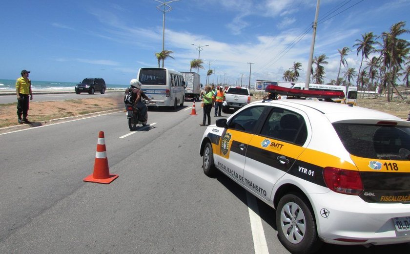 SMTT ordena trânsito na Ponta Verde durante procissão