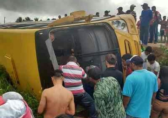 Ônibus escolar com 30 estudantes tomba em estrada na zona rural de Craíbas
