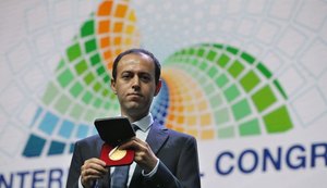 Matemático iraniano recebe nova medalha e diz que voltará ao Rio de Janeiro