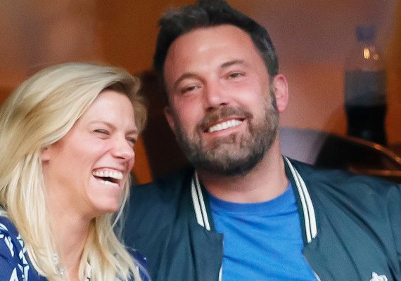 Namorada deleta redes sociais após Affleck ser flagrado com playmate