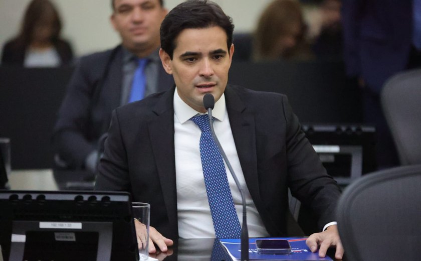 Deputado cobra solução para retirada de estacionamentos na orla de Maceió