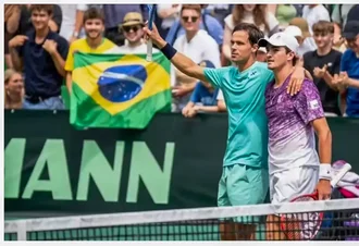 João Fonseca fica com o vice na chave de duplas do ATP 500 de Halle