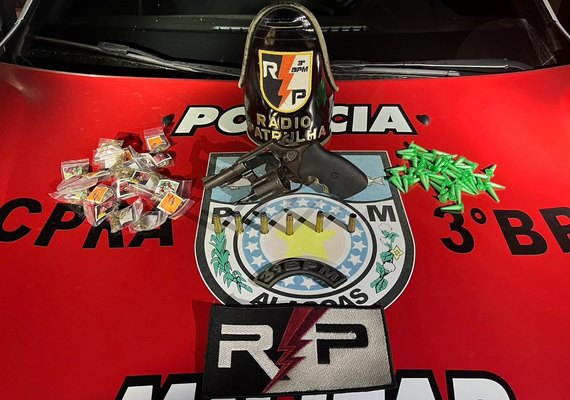 PM/AL apreende três armas de fogo, drogas e prende suspeitos no interior
