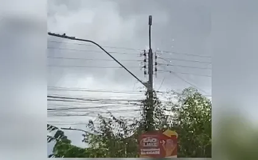 Cabos de alta tensão caem em rua de Arapiraca e deixam área isolada