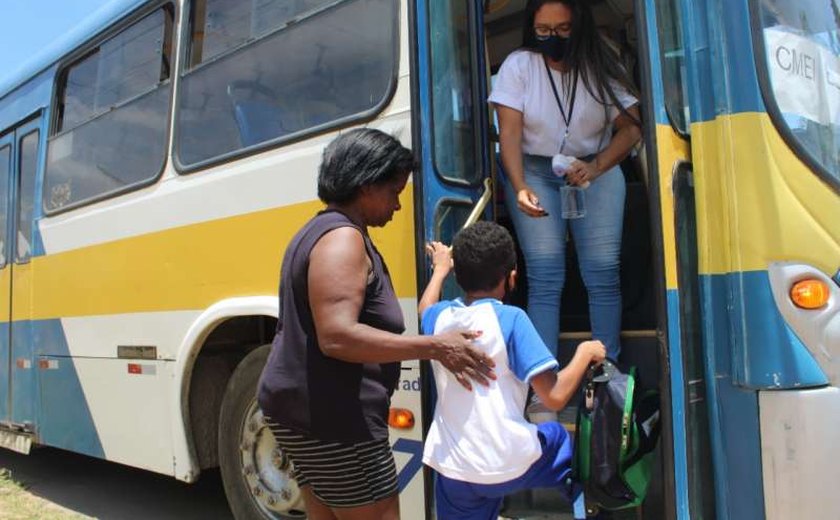 Transporte de alunos até a escola é seguro e acompanhado por monitores da Educação