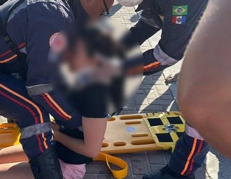 Carro invade faixa verde e atropela mulher na orla de Ponta Verde