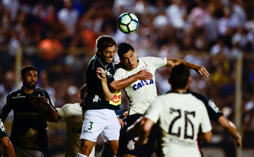 Fagner em cobrança de falta no jogo entre Corinthians e Santo André