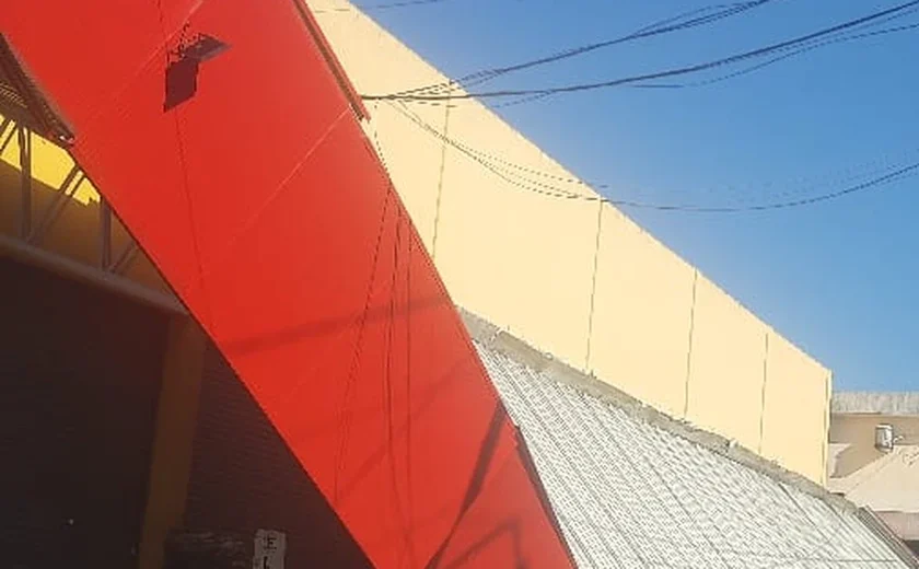 Ventania derruba fachada de supermercado no centro de Palmeira dos Índios
