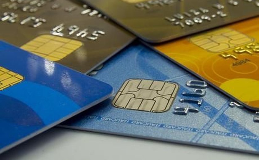 Uso de cartões de crédito e débito sobe, enquanto o de cheques cai