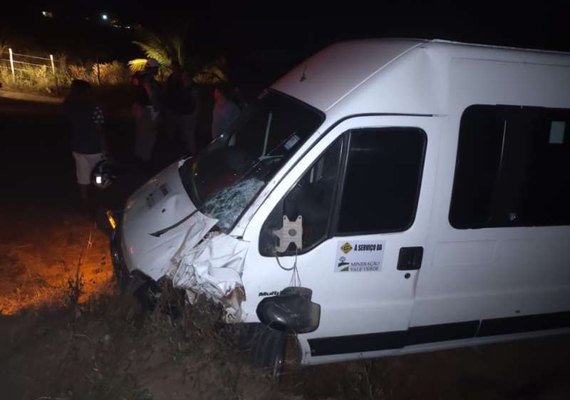 Motociclista morre após colidir com van que transportava trabalhadores de mineradora