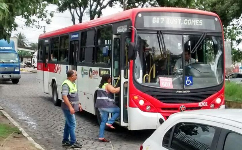 Motoristas de ônibus recebem orientações para dirigir com cuidado na Ufal