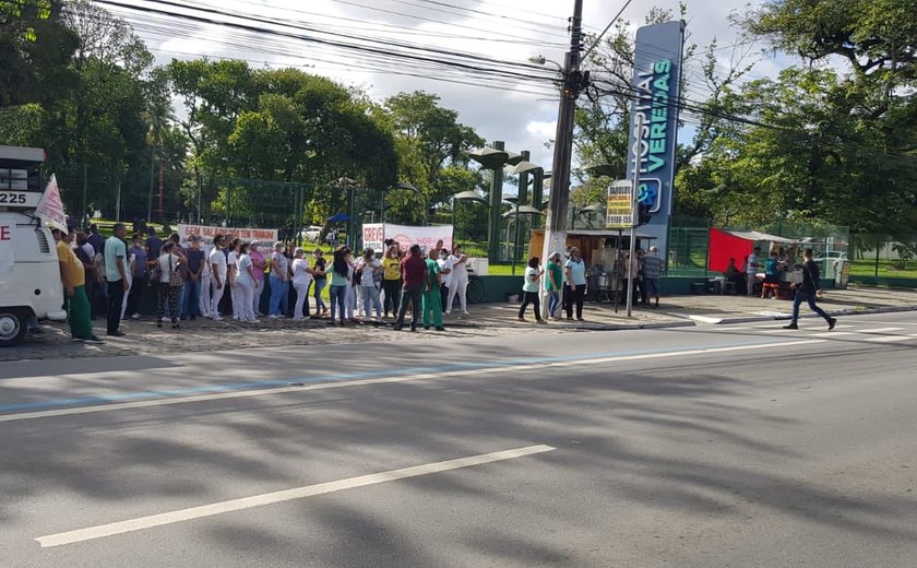 Trabalhadores do Hospital Veredas protestam por salários e férias em atraso