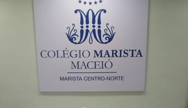 Alunos e equipe pedagógica do Marista entregam meia tonelada de alimentos a projetos