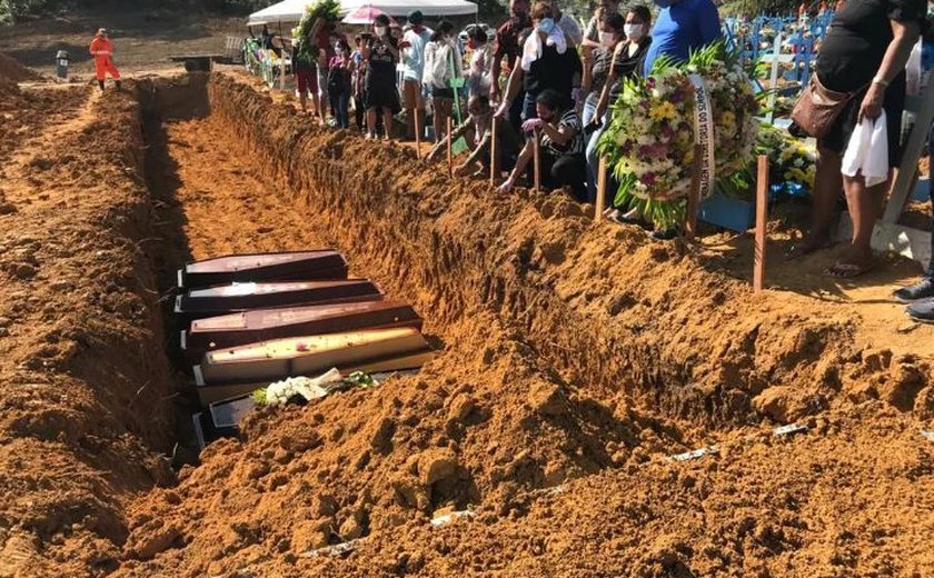 Manaus bate recorde de enterros e passa a empilhar caixões