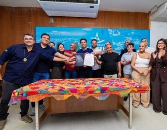 Prefeito Rodrigo Cunha sanciona pacote de leis que valoriza servidores de Maceió
