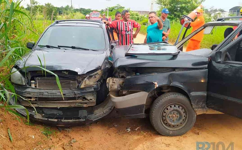 Seis pessoas ficam feridas em acidentes envolvendo dois carros em estrada vicinal