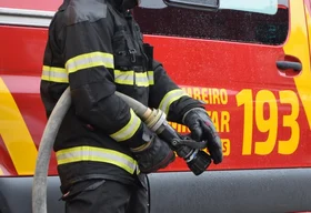 Incêndio atinge placas de energia solar  no teto de igreja no bairro Esmeralda, em Arapiraca