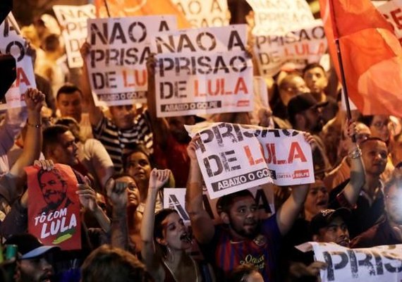 Manifestantes ocupam ruas em torno do Sindicato dos Metalúrgicos em apoio a Lula