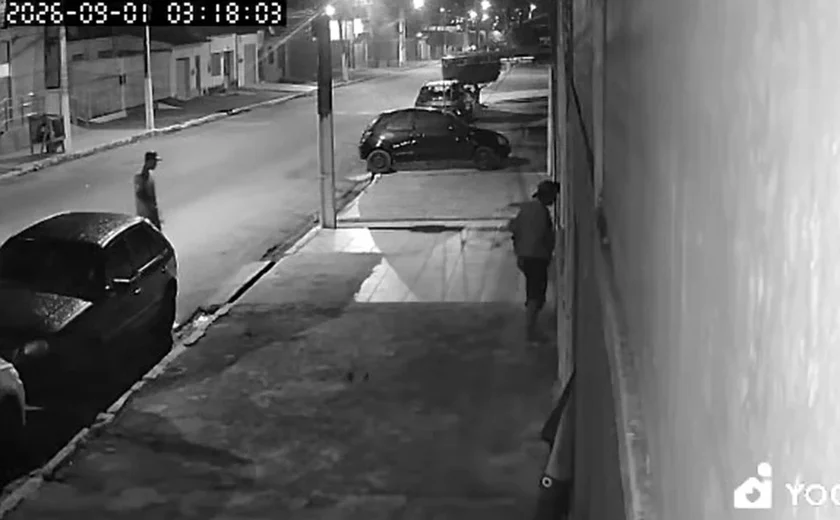 Vítima suspeita que dupla flagrada furtando fachada também tenha levado escada em Arapiraca