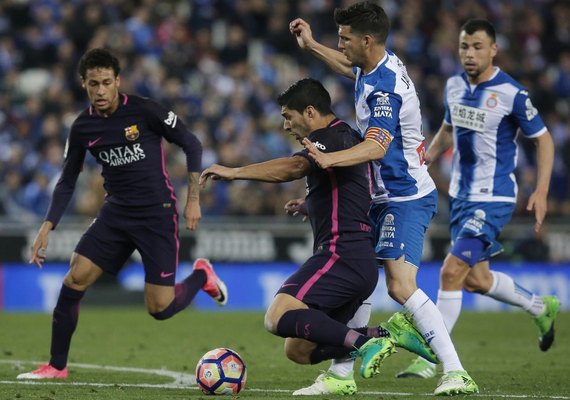 Na volta de Neymar, Suarez quebra jejum e Barcelona retoma ponta