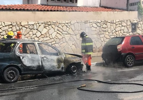 Carro pega fogo na Josefa de Mello e chamas atingem outro veículo