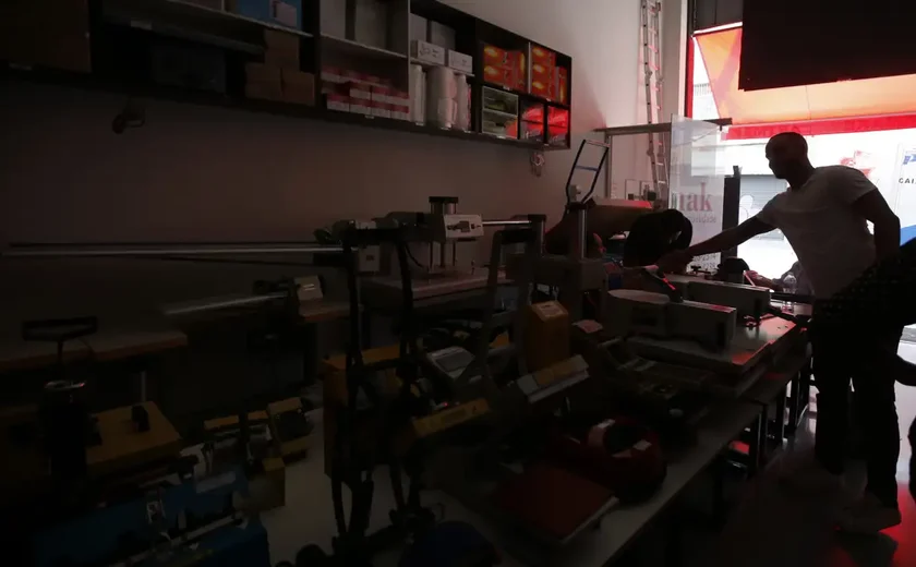 Quatro dias após ventania, SP tem mais de 60 mil clientes sem luz