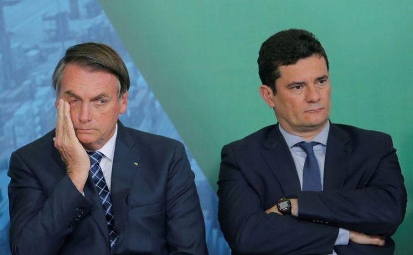 Bolsonaro e Moro trocam farpas depois de ex-ministro expor conversa com presidente