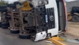 Caçamba carregada de entulho tomba em Arapiraca