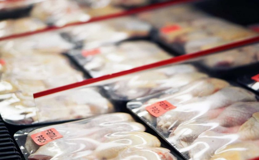 China encontra traços de Covid em frango importado do Brasil