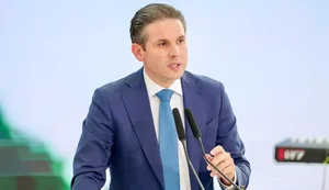 Fim da Escala 6x1 pode ser votado em maio, diz presidente da Câmara