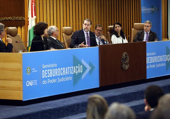 Dias Toffoli cobra burocracia eficiente, transparente e responsável