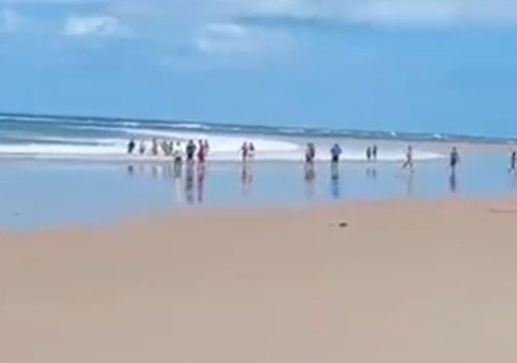 Pai tenta salvar filho de afogamento, é levado pela correnteza e morre na Praia da Lagoa do Pau
