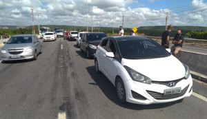 Engavetamento na Ponte Divaldo Suruagy tem cinco veículos envolvidos