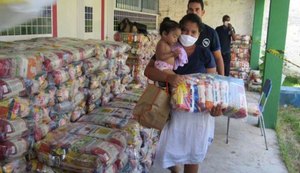 Famílias em extrema pobreza recebem cestas básicas