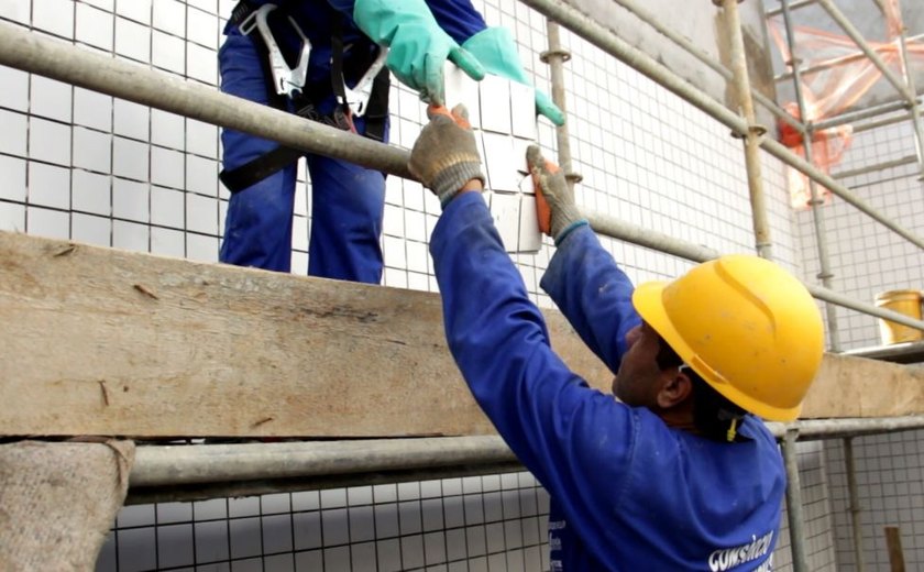 Dependente supera vício em bebida alcoólica e é reinserido em obra do Governo de Alagoas