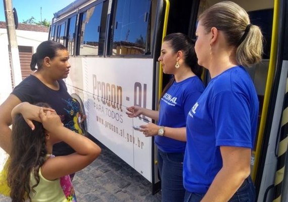 Moradores do Jardim Petrópolis recebem edição do Procon nos Bairros