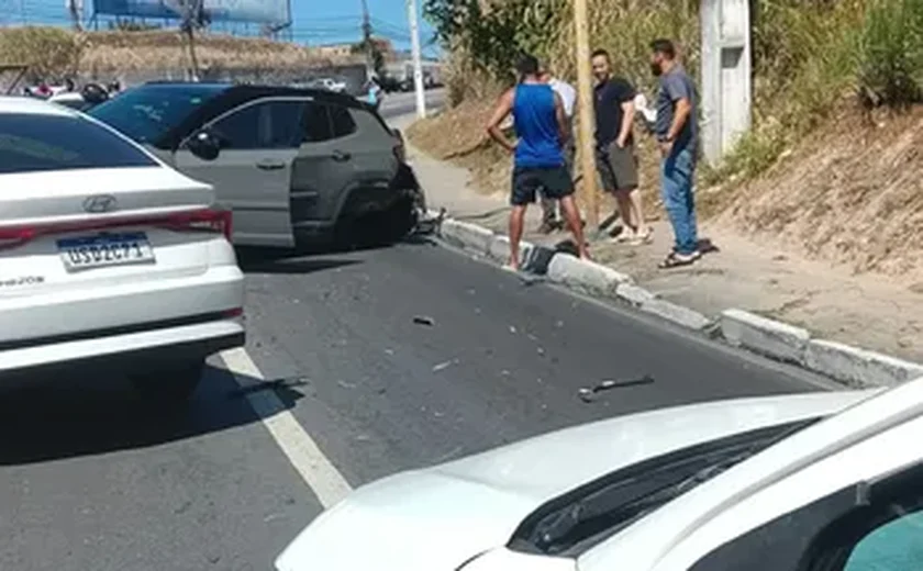 Acidente entre quatro carros provoca congestionamento na Leste-Oeste, em Maceió