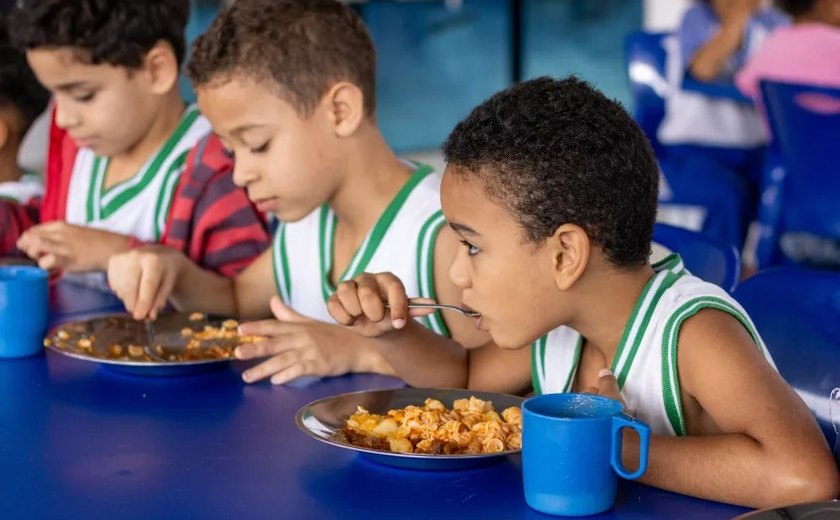 Educação assina contratos com associações e cooperativas da agricultura familiar para fornecimento de alimentos para merenda escolar