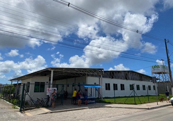 Colisão entre carro e moto deixa uma pessoa ferida no Conjunto Dubeaux Leão, no Tabuleiro do Martins