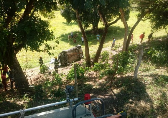 Na BR-101 em Joaquim Gomes, uma pessoa morre após capotamento