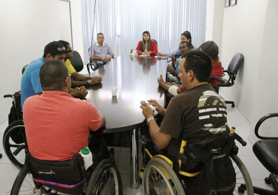 Grupo de cadeirantes cobra da Arsal ônibus no Conjunto Jarbas Oiticica