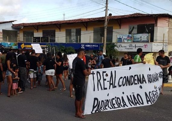 Oposição reúne moradores para protestar contra eleições em Paripueira