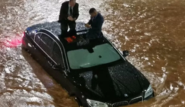 Cônsul dos Emirados Árabes escapa de enchente pelo teto solar de BMW
