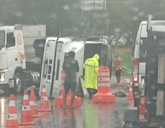 Carreta tomba e causa vazamento de óleo na Ladeira do Catolé