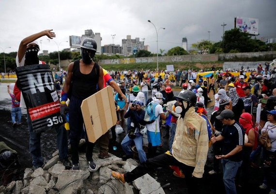 Milhares de venezuelanos criticam mortes em protestos contra Maduro
