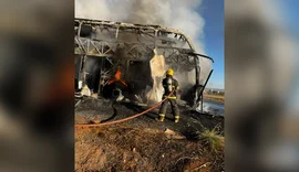 Ônibus com 65 passageiros pega fogo e interdita rodovia em MG
