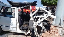 Colisão de carro com poste em Piranhas deixa homem de 74 anos preso às ferragens